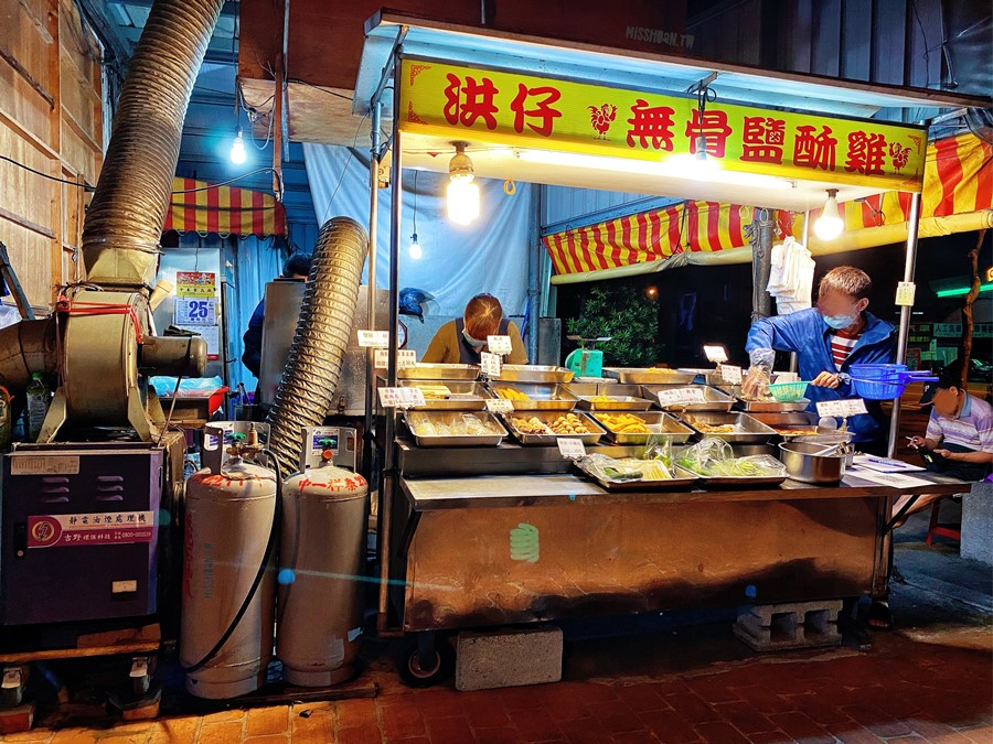 台中東區美食【洪仔無骨鹽酥雞】鹽酥雞攤也能買到蟳仔肉喔！蟹腳&#038;蟳肉都吃得到！