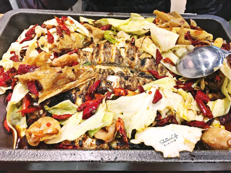 台中西區美食 城裡城外 巫山烤魚 大陸人老闆來台展店 打卡就送涼茶 活魚料理現點現烤 美村路一段餐廳 台灣鯛 鱘龍魚