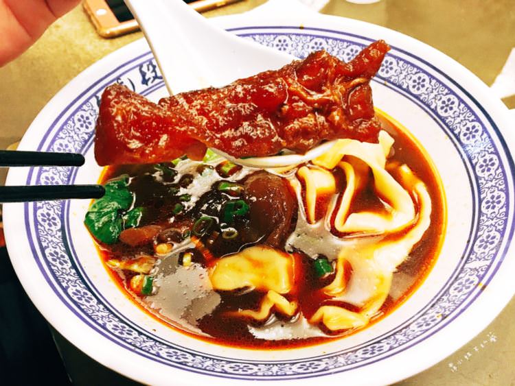 台中西區美食 段純貞 公益路上的美味牛肉麵 四川麻辣牛肉麵 花椒香氣好迷人 多款滷菜也超涮嘴