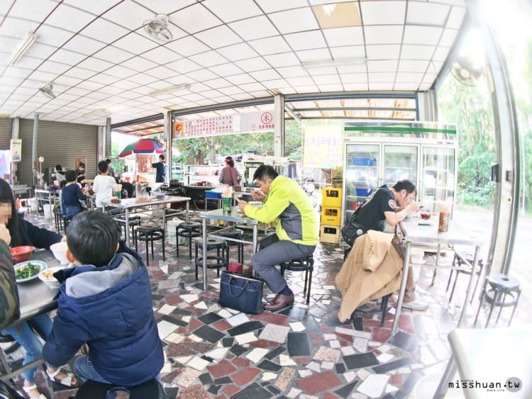 新竹東區美食 木家青草湖香腸 單純路過好像是一間麵攤 但最厲害的居然是烤香腸 明湖路美食 免費停車空間