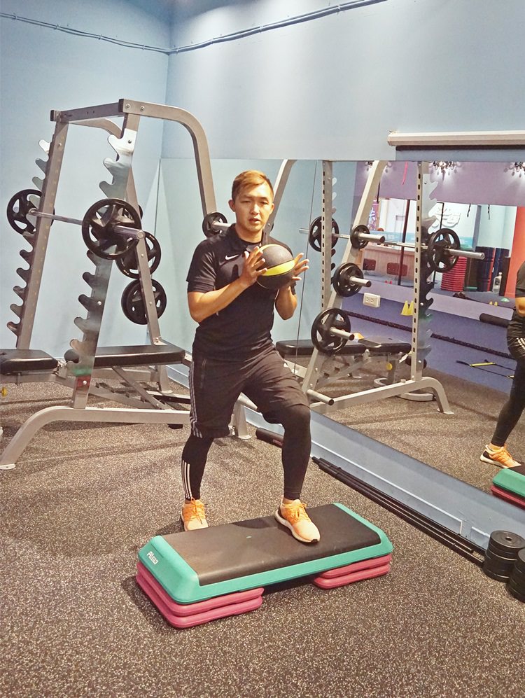 桃園一對一私人教練 EZDon 一起動健身學院 TRX 空中瑜珈 THUMP拳擊 跳床有氧 壺鈴 鋼管雕塑 重量訓練