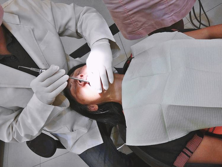 完美牙醫診所 植牙醫學中心 媽咪植牙初體驗 原來植牙根本沒有想像中恐怖 無痛植牙好開心 交給專業就是安心啦