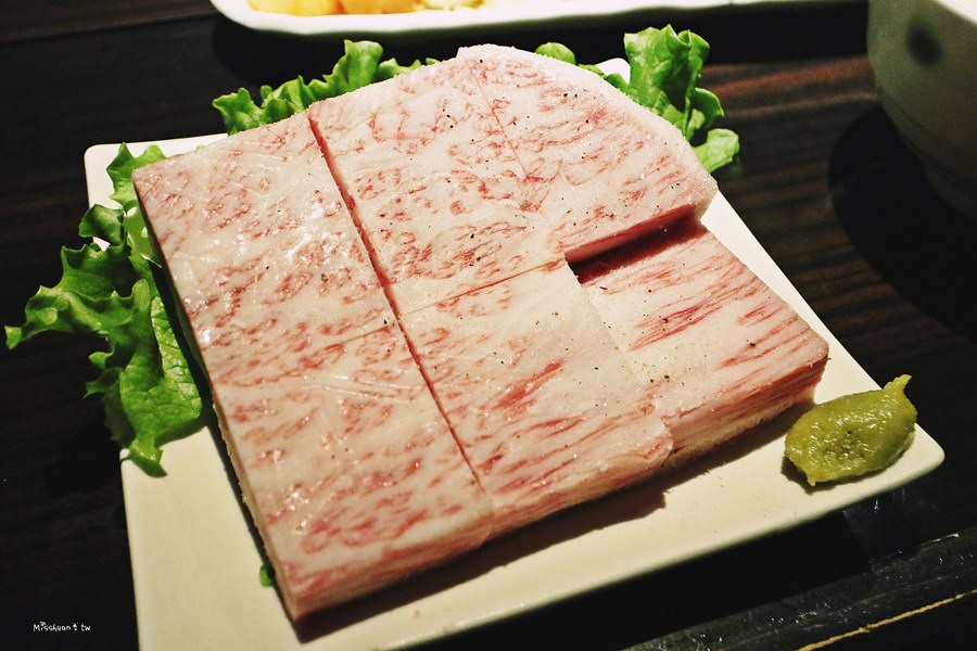 沖繩排隊美食 焼肉琉球の牛 北谷店 美國村餐廳 入口即化是真的 免費停車場 單人燒肉套餐 吃一次就上癮