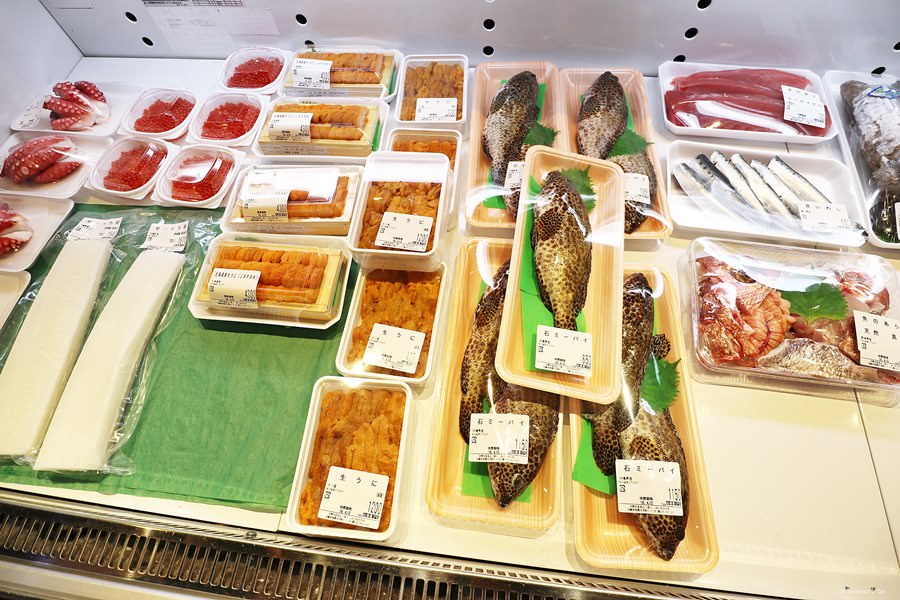 沖繩那霸景點 泊いゆまち 泊港魚市場 便宜海鮮就在這裡 花少少的錢吃到爽 生魚片 刺生 大顆生蠔 烤龍蝦 丼飯