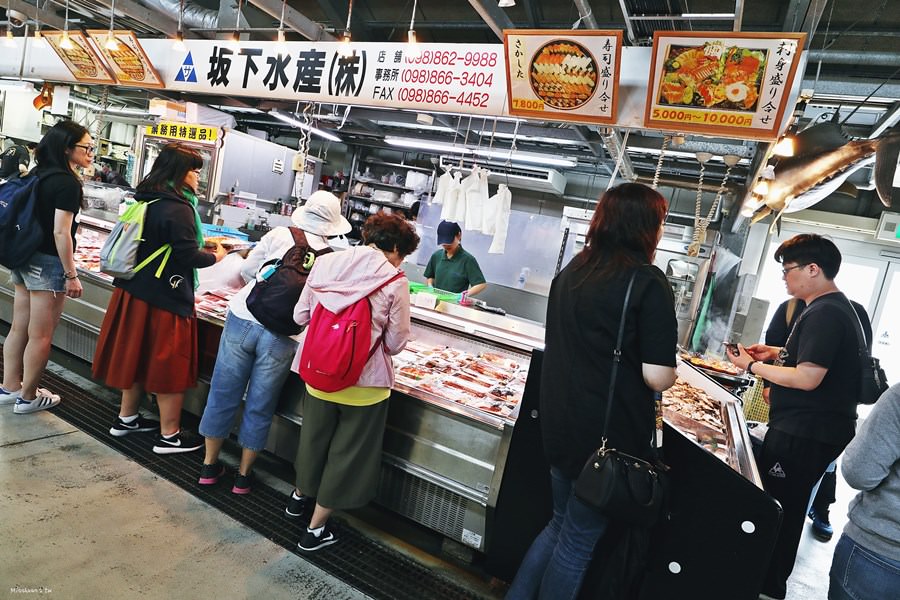 沖繩那霸景點 泊いゆまち 泊港魚市場 便宜海鮮就在這裡 花少少的錢吃到爽 生魚片 刺生 大顆生蠔 烤龍蝦 丼飯