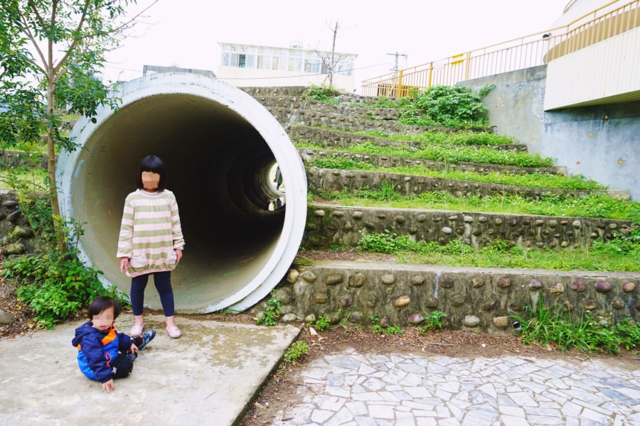 新竹東區景點【陽光國小】彩虹溜滑梯！週休二日遛小孩好去處！親子同遊．免費景點