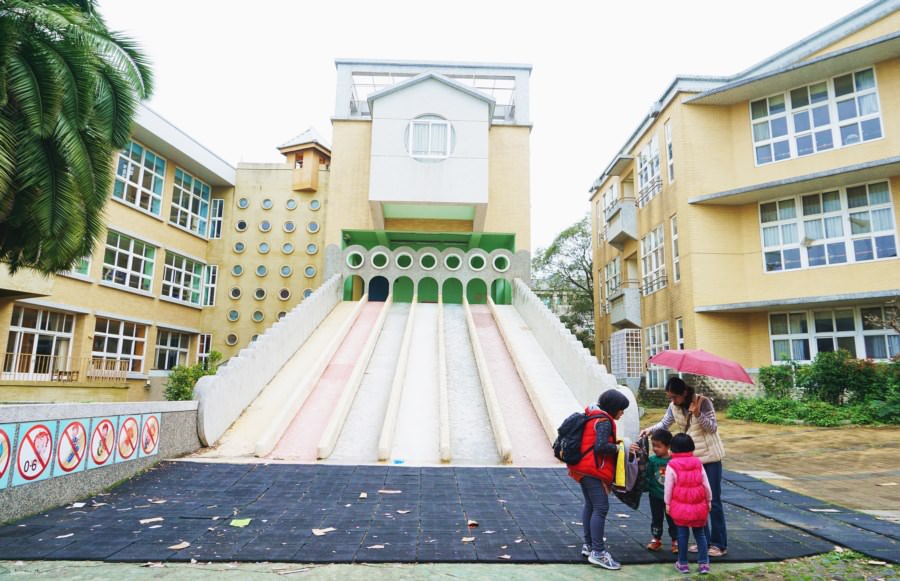新竹東區景點【陽光國小】彩虹溜滑梯！週休二日遛小孩好去處！親子同遊．免費景點