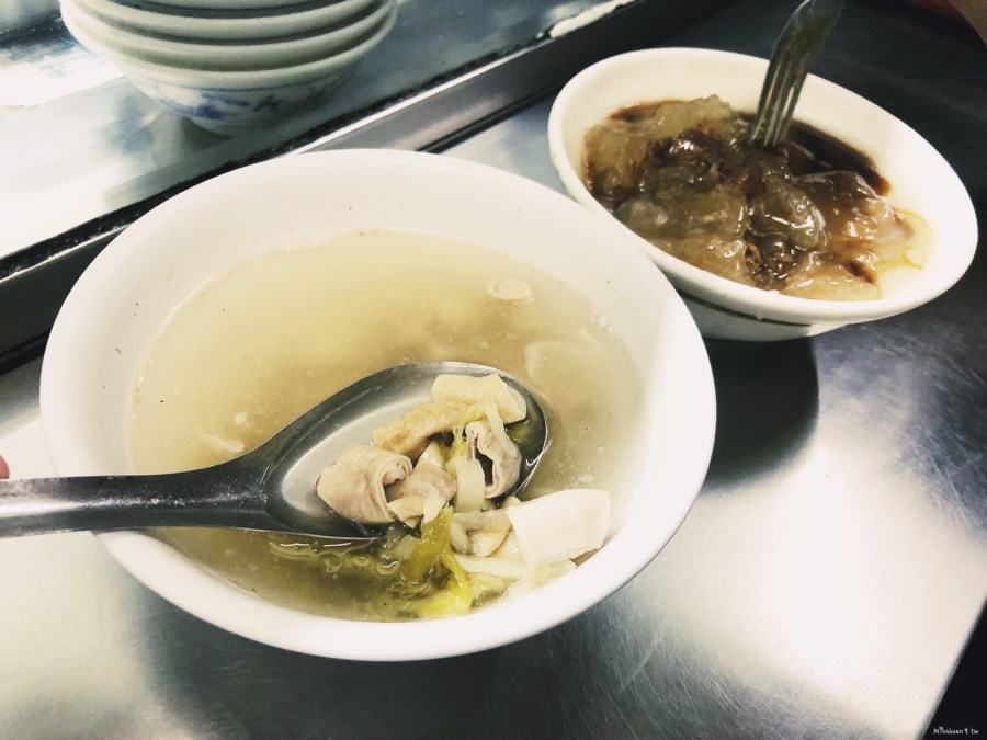 台中南區美食 新發肉圓 平價銅板小吃 來一顆肉圓配熱湯恰恰好 美村路二段美食