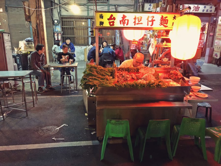 台中中區美食 台南担仔麵 豬腳 大腸 中華路夜市小吃 好台南風格的小麵攤 好橘的燈光超顯眼