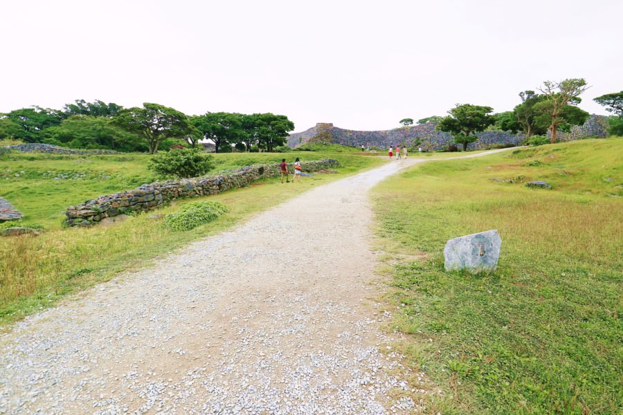 沖繩今帰仁村景點 世界遺產 今歸仁城跡公園 歷史悠久的十三世紀 壯觀的城牆與城堡 免費停車場 親子同遊 老少咸宜
