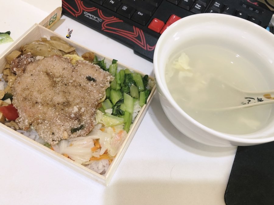 台中南屯美食 國昌普洱茶旁的池上飯包 好低調的便當店 最便宜只要60元 免費熱湯