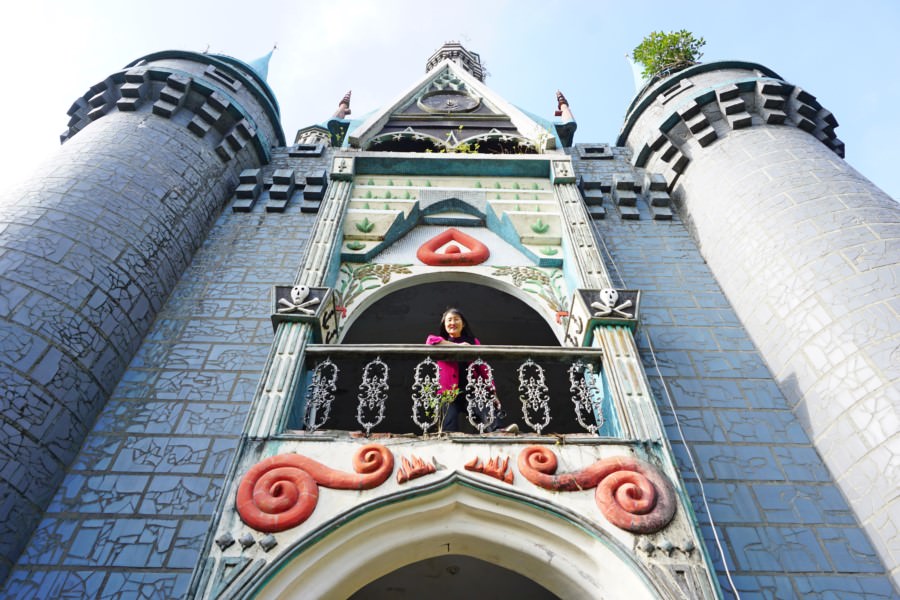 新竹關西景點 佛陀世界 童話城堡 IG打卡聖地 比中指米奇 超巨大怪獸 綠色城牆 親子同遊 老少咸宜