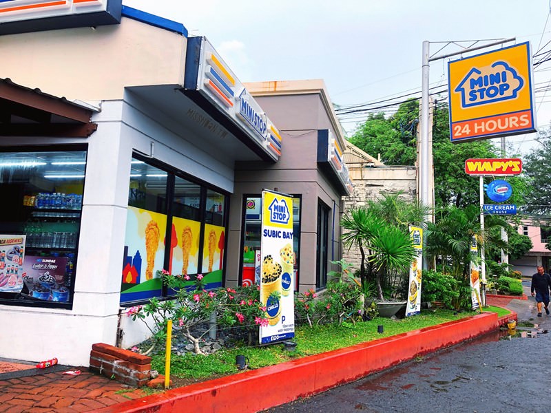 菲律賓美食 MINI STOP 24 HOURS 雖然只是一間24H的便利商店 但是有賣好吃的炸雞喔！
