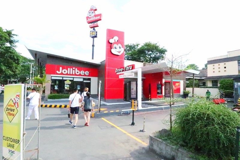 菲律賓美食【Jollibee快樂蜂】在地最夯速食店！吃炸雞就是要配白飯！Subic Bay 蘇比克灣自由港區初體驗！
