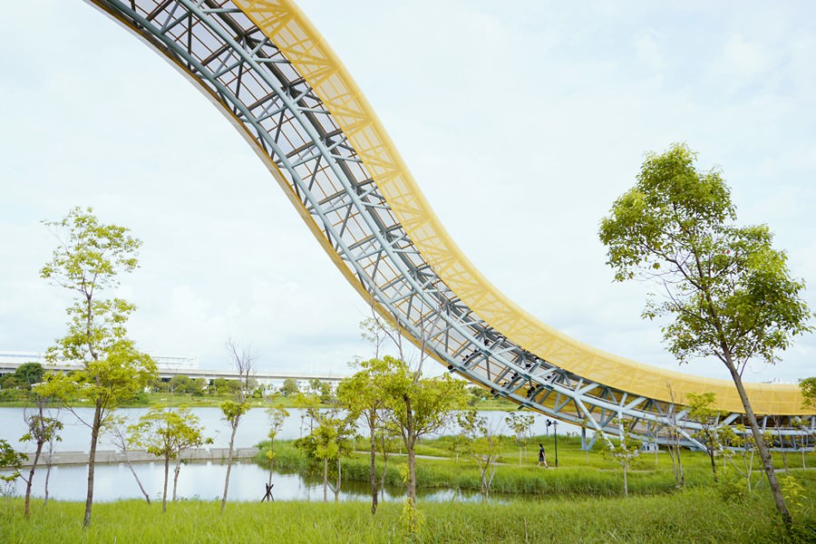 台南新市景點 南科迎曦湖 超像雲霄飛車的舞彩迎賓 巨大黃絲帶藝術雕塑 寧靜優美的大公園