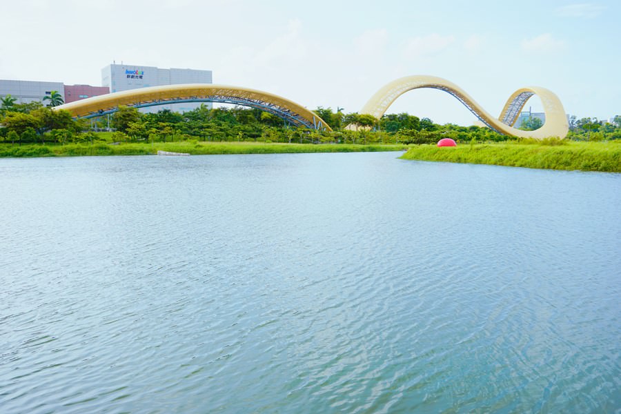 台南新市景點 南科迎曦湖 超像雲霄飛車的舞彩迎賓 巨大黃絲帶藝術雕塑 寧靜優美的大公園
