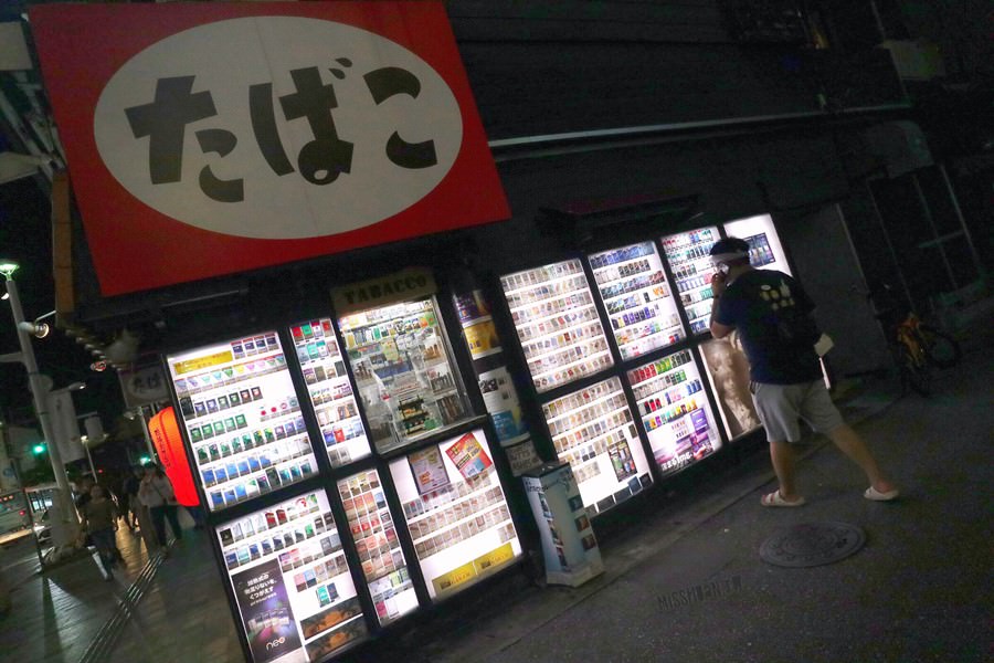 沖繩那霸國際通【たばこ/小売所/小売人】一間專門賣菸草的店，日本菸種類超多！沒有賣電子菸喲！