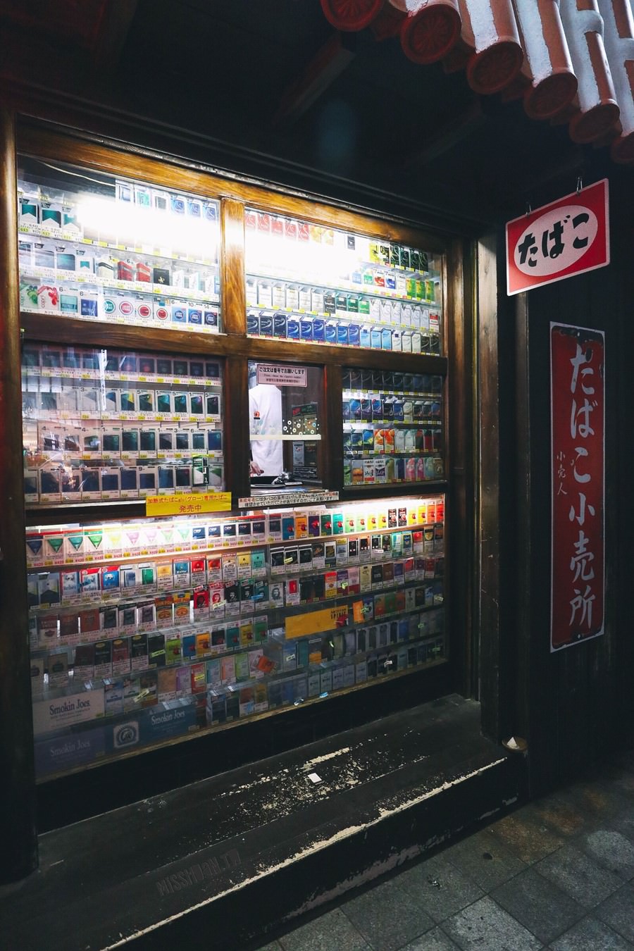 沖繩那霸國際通【たばこ/小売所/小売人】一間專門賣菸草的店，日本菸種類超多！沒有賣電子菸喲！