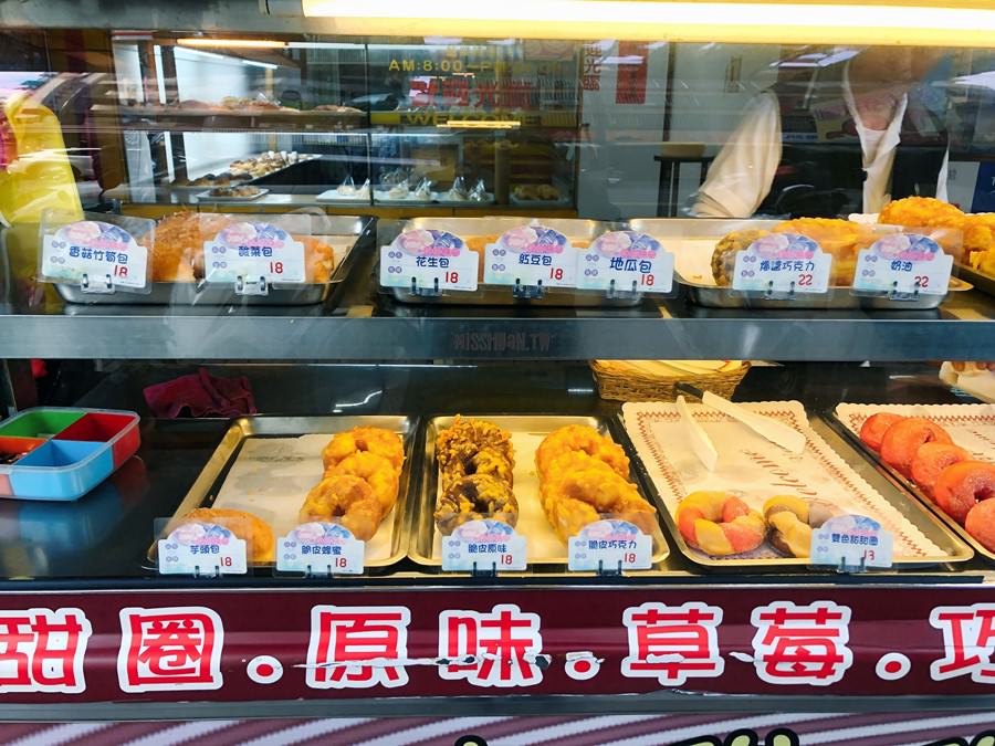 台中南區美食【脆皮甜甜圈】佳美西點麵包店前擺攤！銅板價就可以吃到！現做現賣！獨特口味！