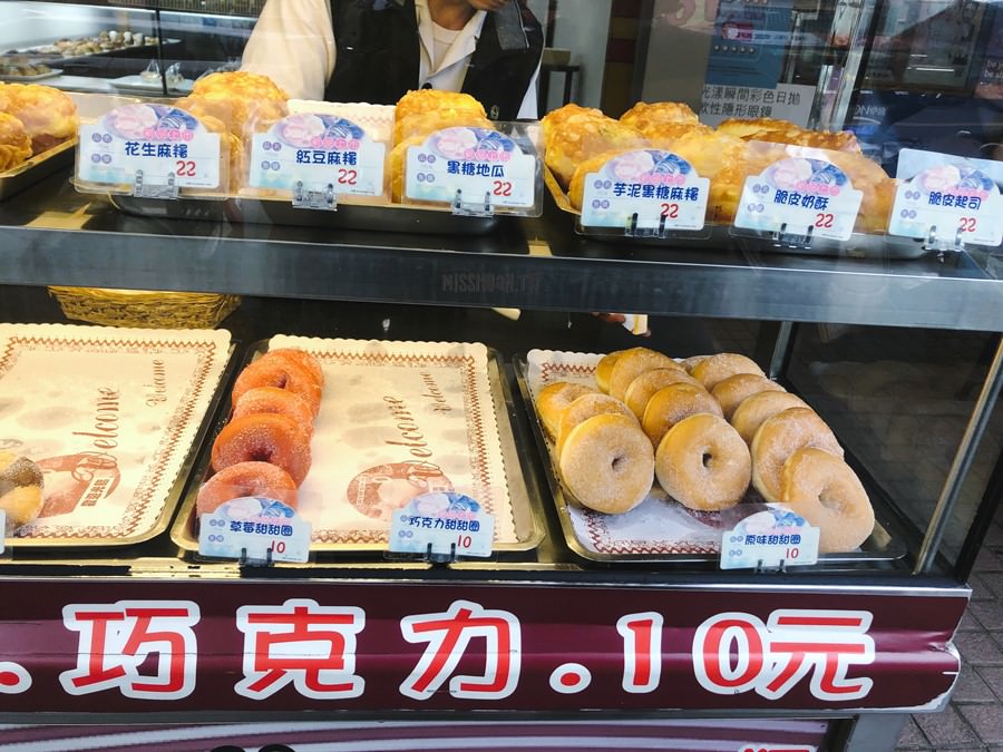 台中南區美食【脆皮甜甜圈】佳美西點麵包店前擺攤！銅板價就可以吃到！現做現賣！獨特口味！