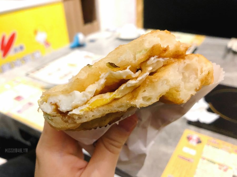 台中東區美食【三代油蔥餅】每天只賣4個半小時！在地銅板排隊美食小吃！口感超特別！