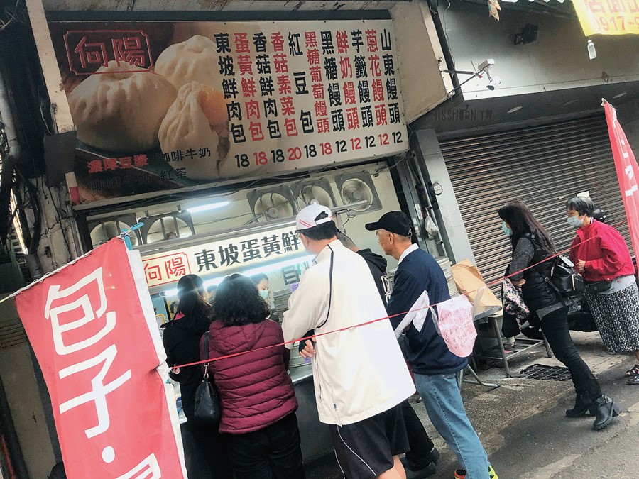 台中南區美食【向陽東坡蛋黃鮮肉包】第三市場排隊銅板美食！排一小時真的不誇張！
