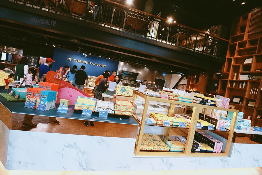 宜蘭市景點【超品起司烘焙工坊】超巨大書櫃！乳酪蛋糕主題館/觀光工廠．歐陸料理/烘焙/伴手禮