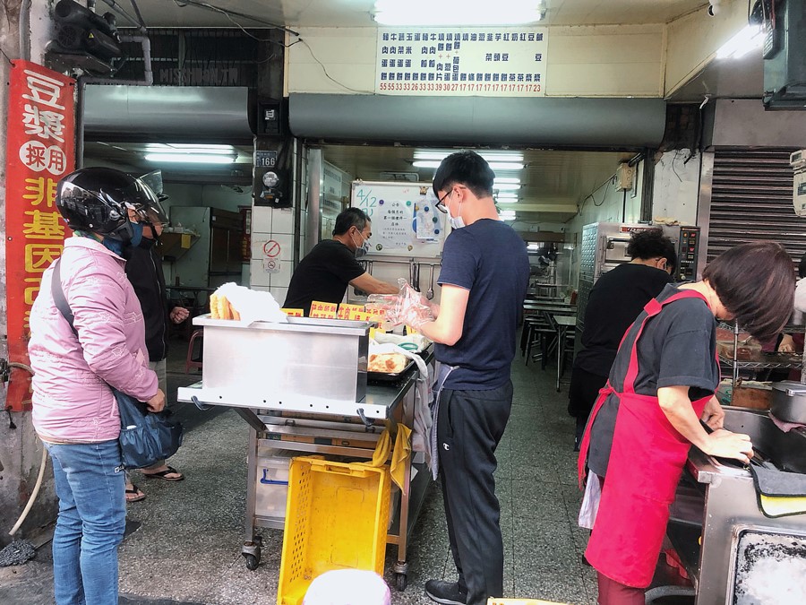 台中南區美食【靜宜早點】中興大學傳統早餐店！每次來都好多人的排隊銅板美食！