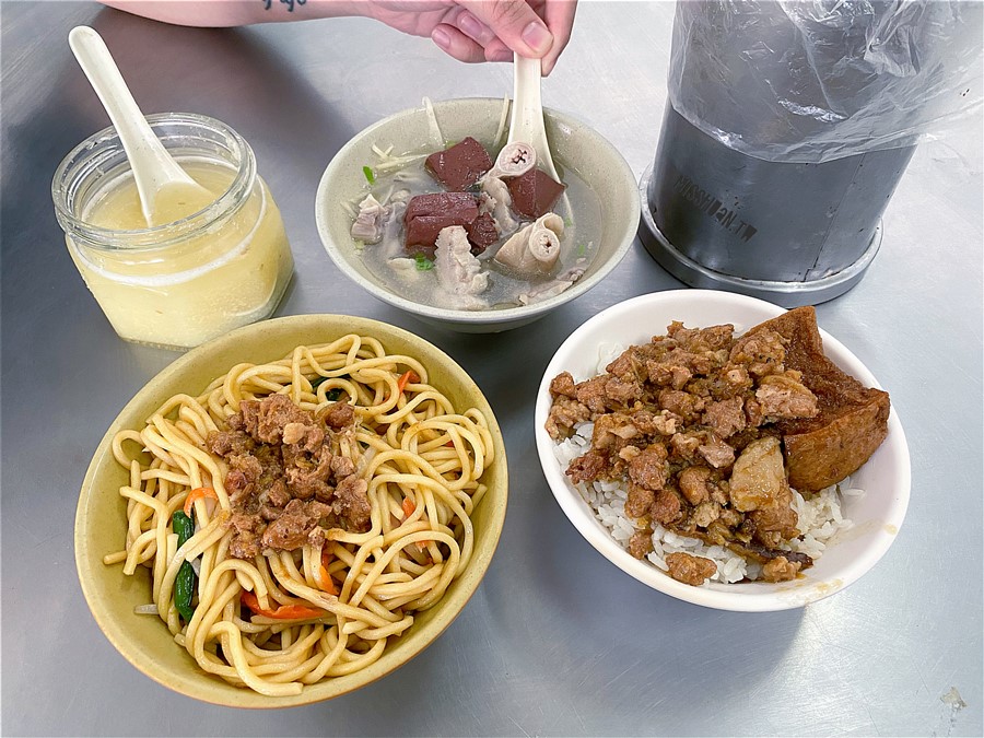 台中東區美食【妙的炒麵】在地人推薦的必吃銅板小吃！早餐時段就開賣囉！