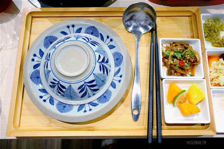 台中東區美食【麥湯館】創意中西合併！西式火鍋在這裡！鍋物/牛肉麵一次雙享受！
