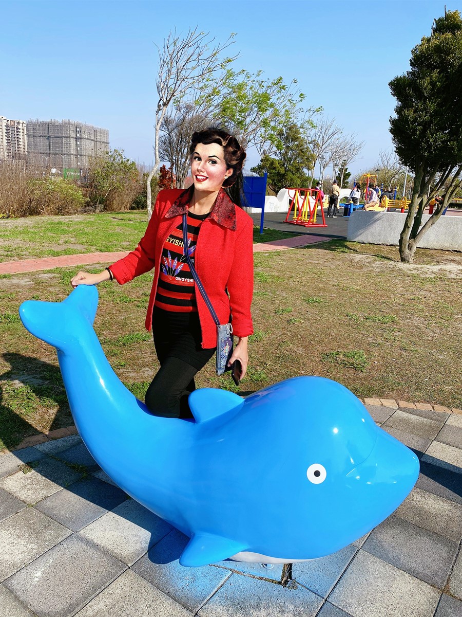 台中梧棲景點【頂魚寮公園】海線好好玩大公園！大鯨魚．迷宮．3D立體雲．紅磚船．彩虹椅好好拍！