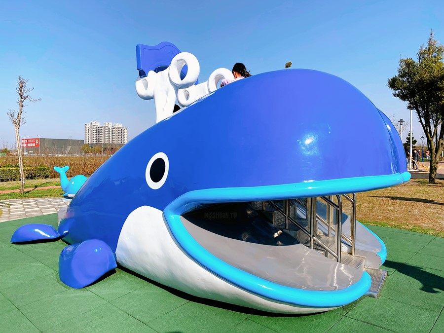 台中梧棲景點【頂魚寮公園】海線好好玩大公園！大鯨魚．迷宮．3D立體雲．紅磚船．彩虹椅好好拍！