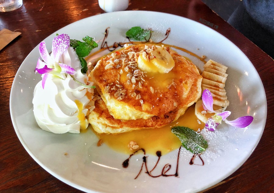 沖繩系滿美食【Hawaiian Pancake Cafe KOA】這裡也有無敵海景配蝦蝦飯！還有生菜沙拉吧吃到飽喔！