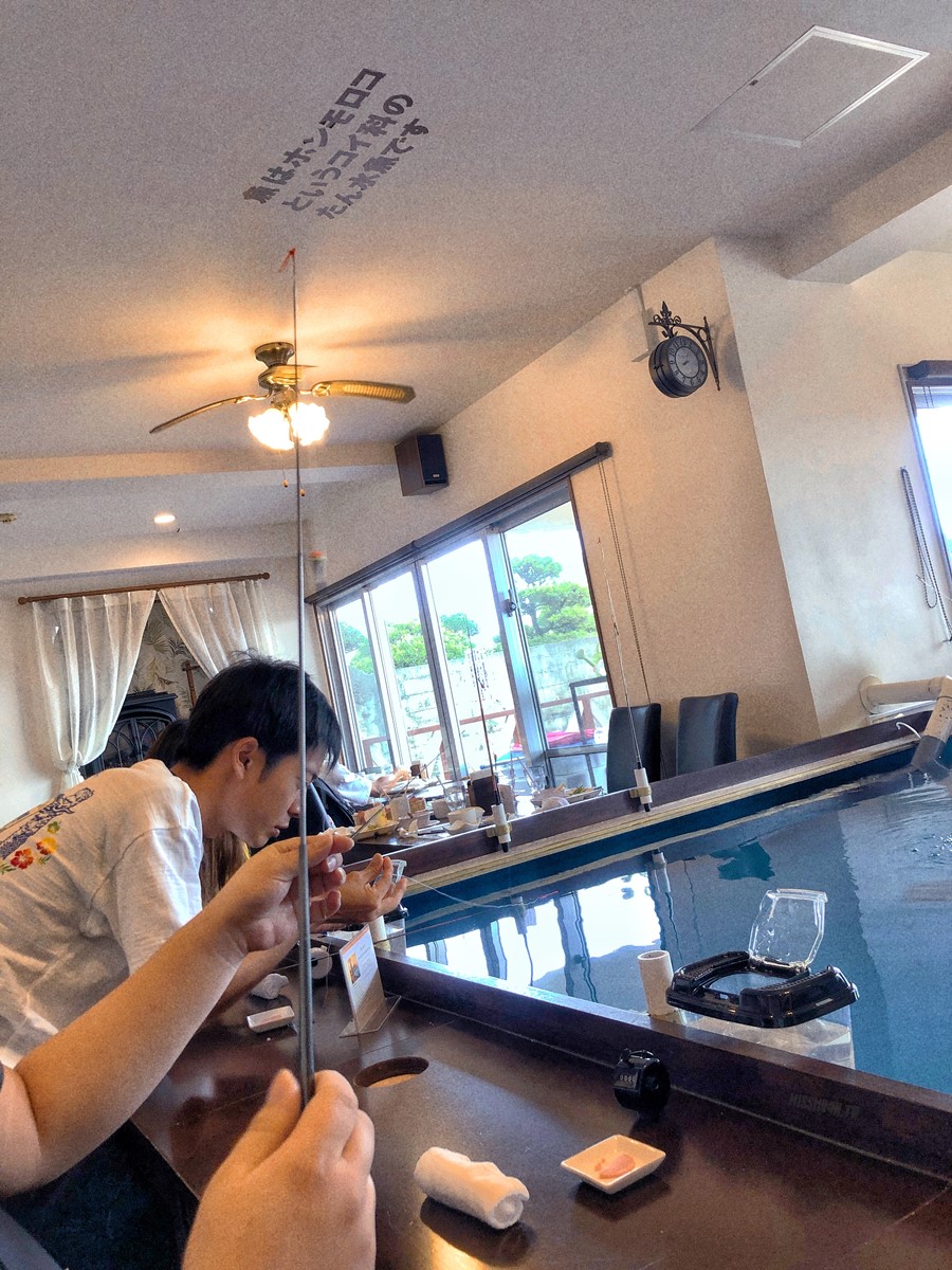 沖繩系滿美食【CAFE de 釣り】室內釣小魚體驗超有趣！現釣現炸來吃！親子互動DIY體驗！