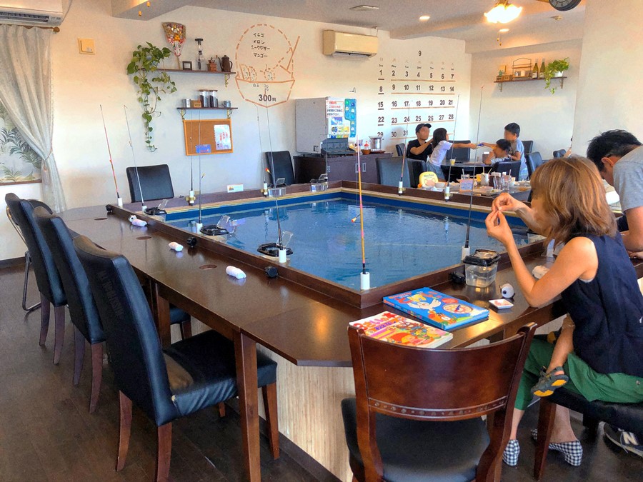 沖繩系滿美食【CAFE de 釣り】室內釣小魚體驗超有趣！現釣現炸來吃！親子互動DIY體驗！
