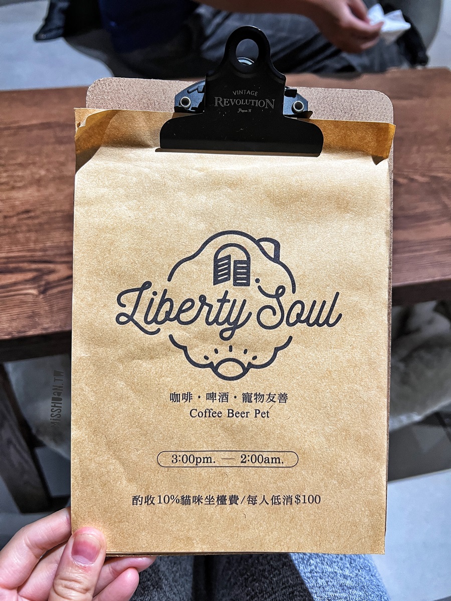 台中太平美食【Liberty Soul】深夜寵物友善餐廳！咖啡．啤酒．貓咪中途領養．凌晨宵夜場也能吃到蛋糕！