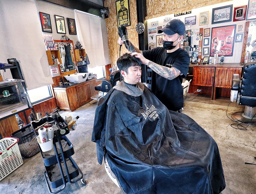 彰化男士理髮推薦【J's barber shop/cafe bar/moto club】帥氣油頭/歐美風格髮型設計！還有專業修容好舒服！