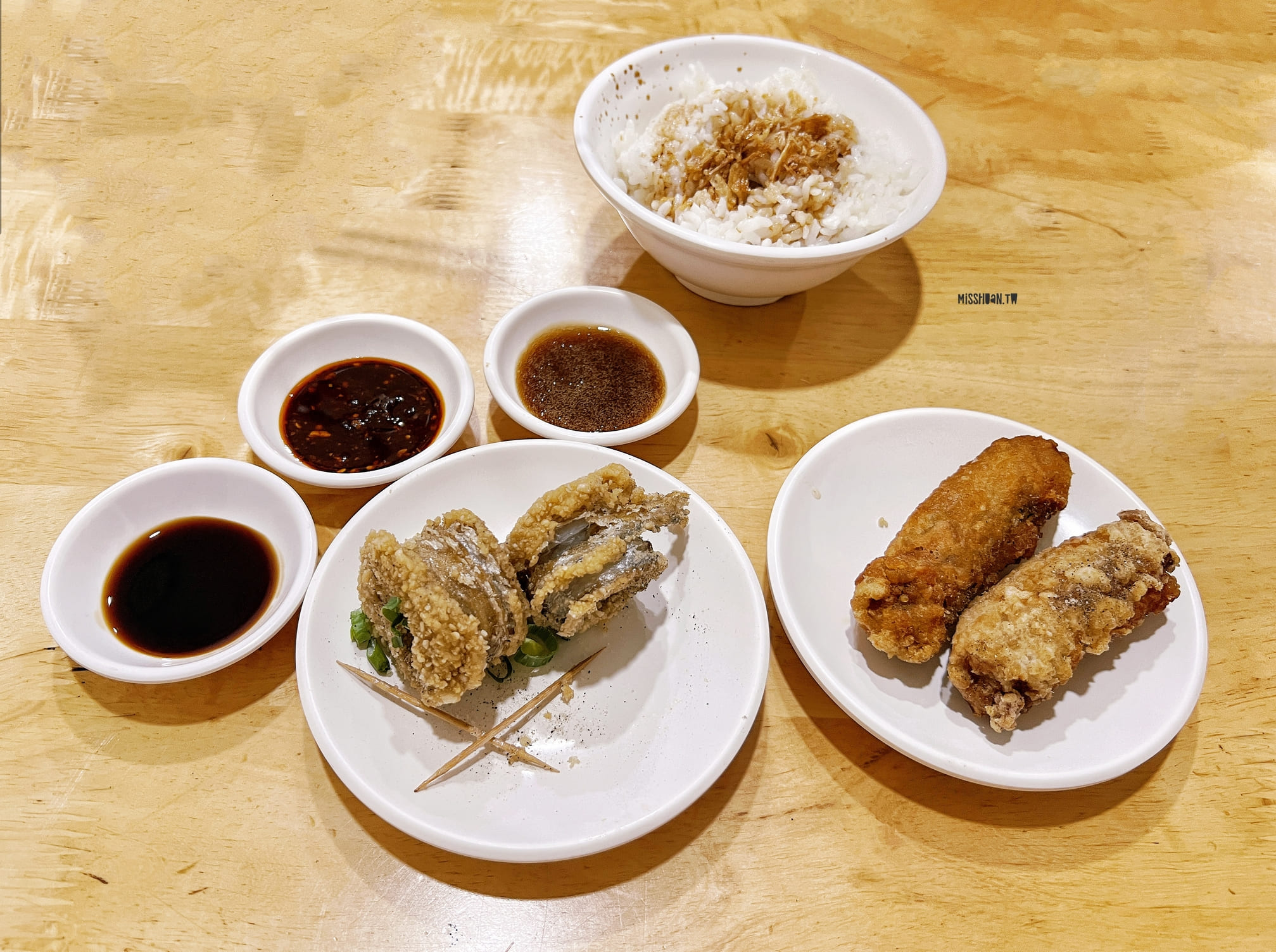 台中北區美食【何記蛤仔粥/篤行店】來自彰化的美味小吃！友善夜貓子的凌晨宵夜場！最貼心的滿滿去殼蛤仔最鮮美甘甜啦！