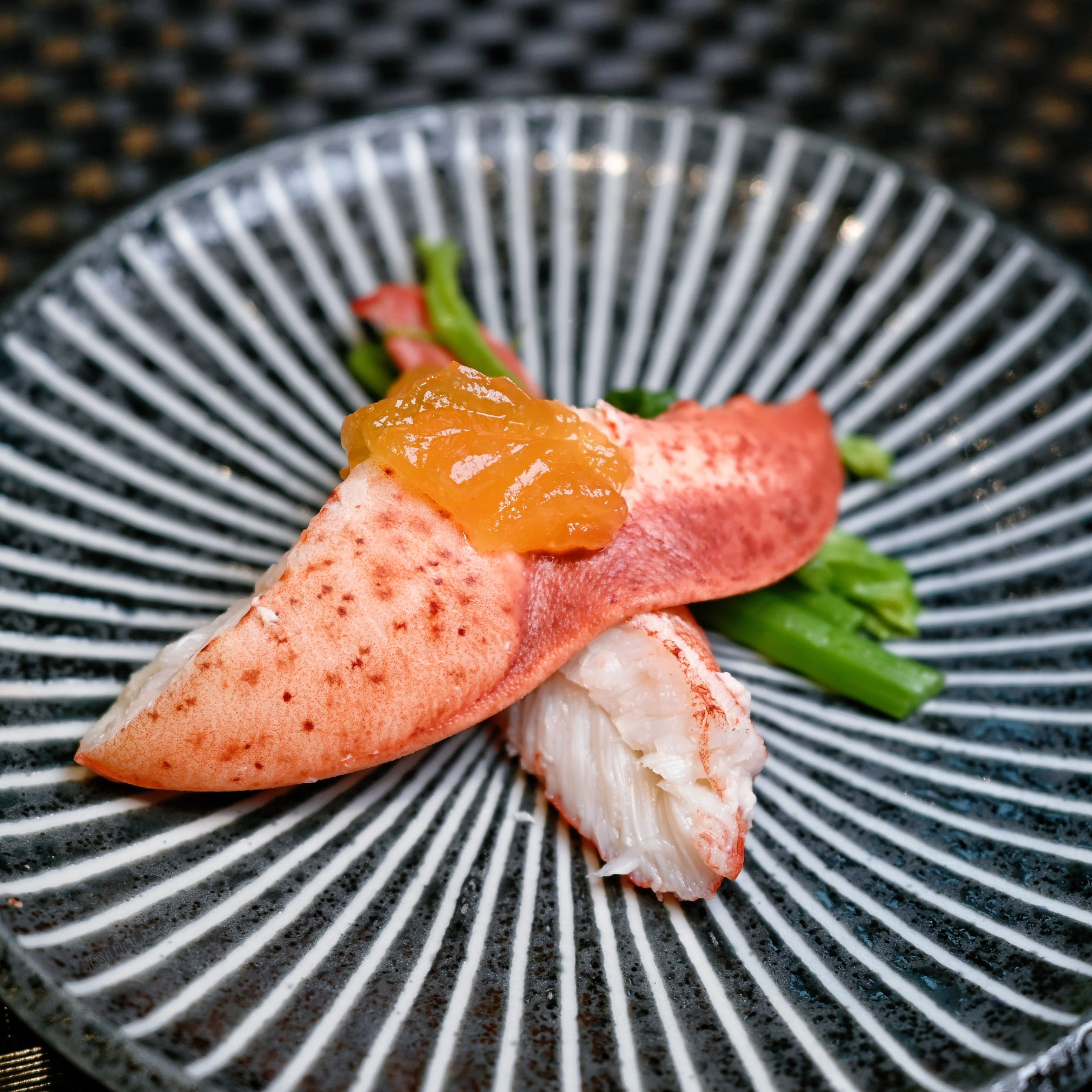 台北西門町最強頂級鐵板燒網紅名店【明水然．樂】日式無菜單料理！2023/2024連續兩年榮獲《網路溫度計》此生必嚐十大高CP值無菜單鐵板燒冠軍！16道美饌只要1600+10%就可以吃到龍蝦/干貝/和牛/海膽/鮑魚/現流魚超澎湃的啊！