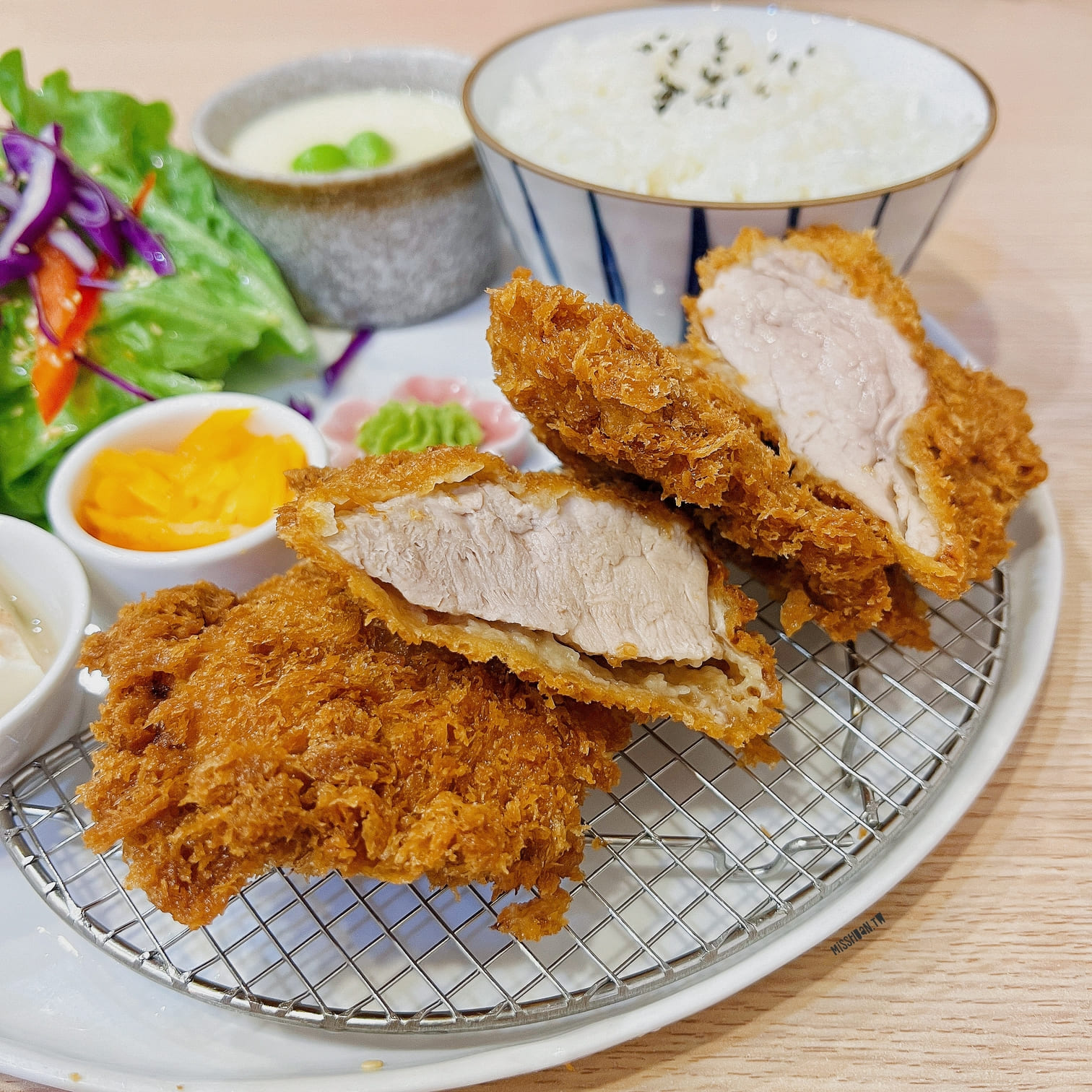 台中北屯美食【雲日食事処】低調但超好吃的豬排專賣店！定食．丼飯．烏龍麵．生魚片應有盡有！軟殼蟹超厲害啊！