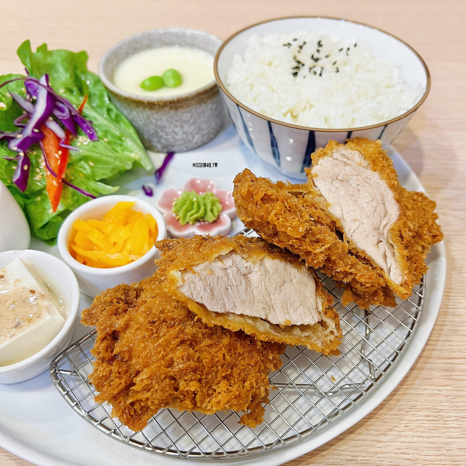 台中北屯美食【雲日食事処】低調但超好吃的豬排專賣店！定食．丼飯．烏龍麵．生魚片應有盡有！軟殼蟹超厲害啊！
