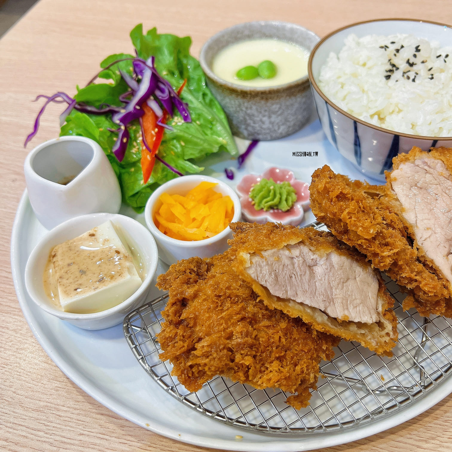 台中北屯美食【雲日食事処】低調但超好吃的豬排專賣店！定食．丼飯．烏龍麵．生魚片應有盡有！軟殼蟹超厲害啊！