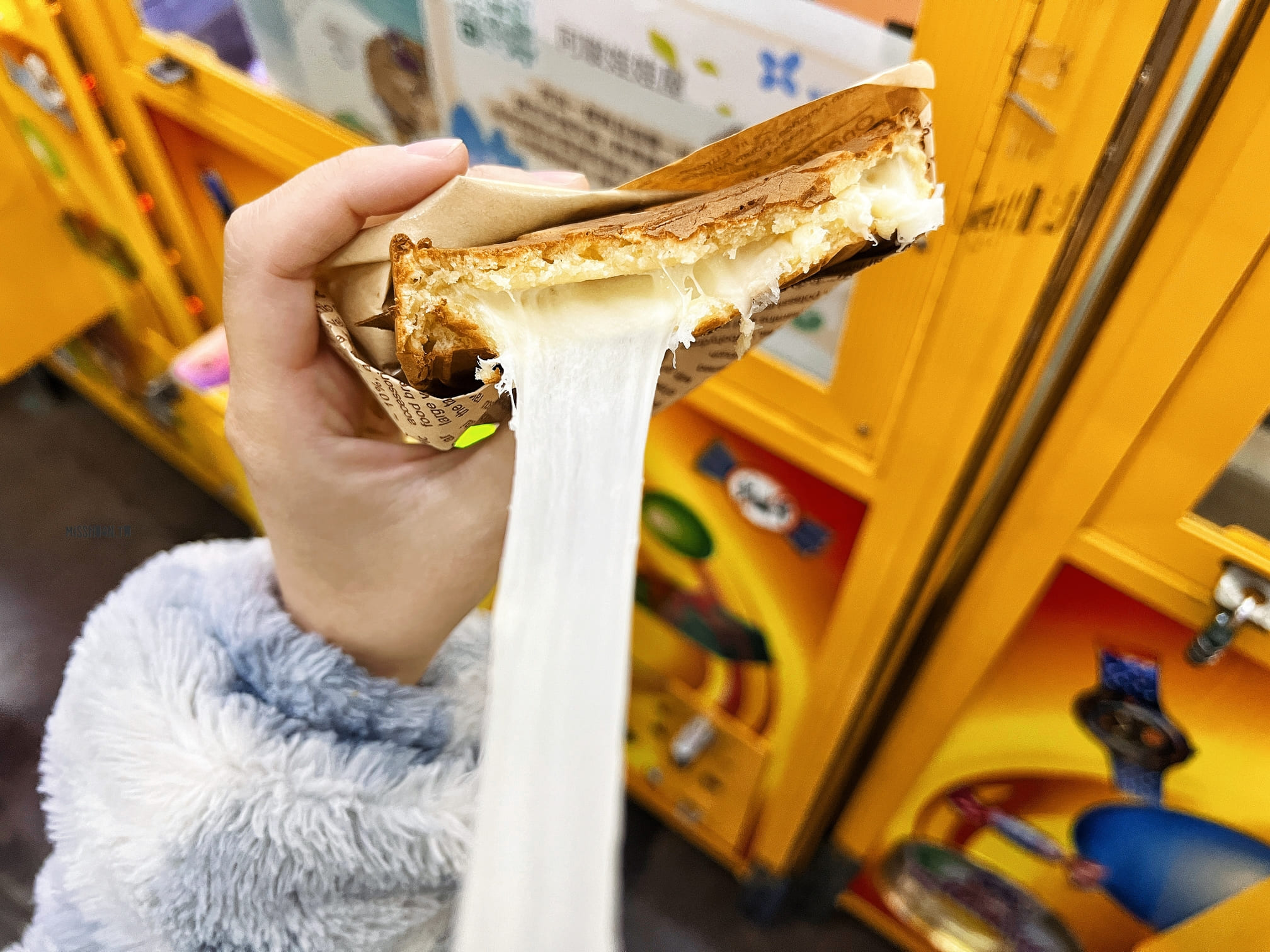 台中北區美食【提錢退休｜鑫幣燒】日韓正夯的金幣燒！一中街商圈也可以吃到啦！就是要超牽絲的滿滿莫札瑞拉起司啦～