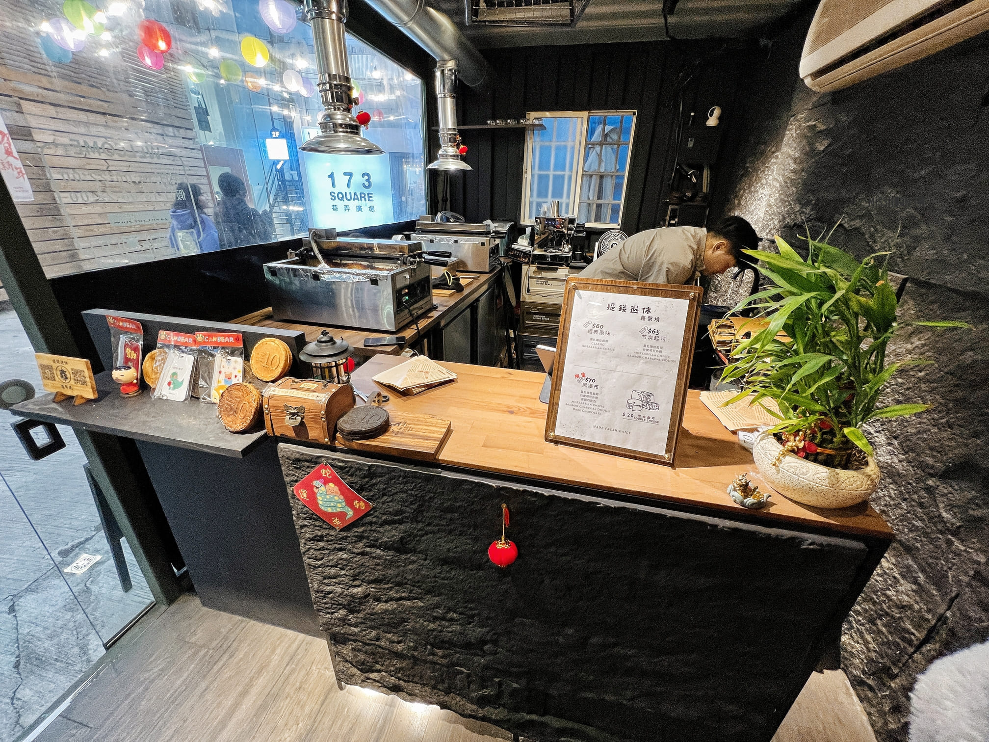 台中北區美食【提錢退休｜鑫幣燒】日韓正夯的金幣燒！一中街商圈也可以吃到啦！就是要超牽絲的滿滿莫札瑞拉起司啦～