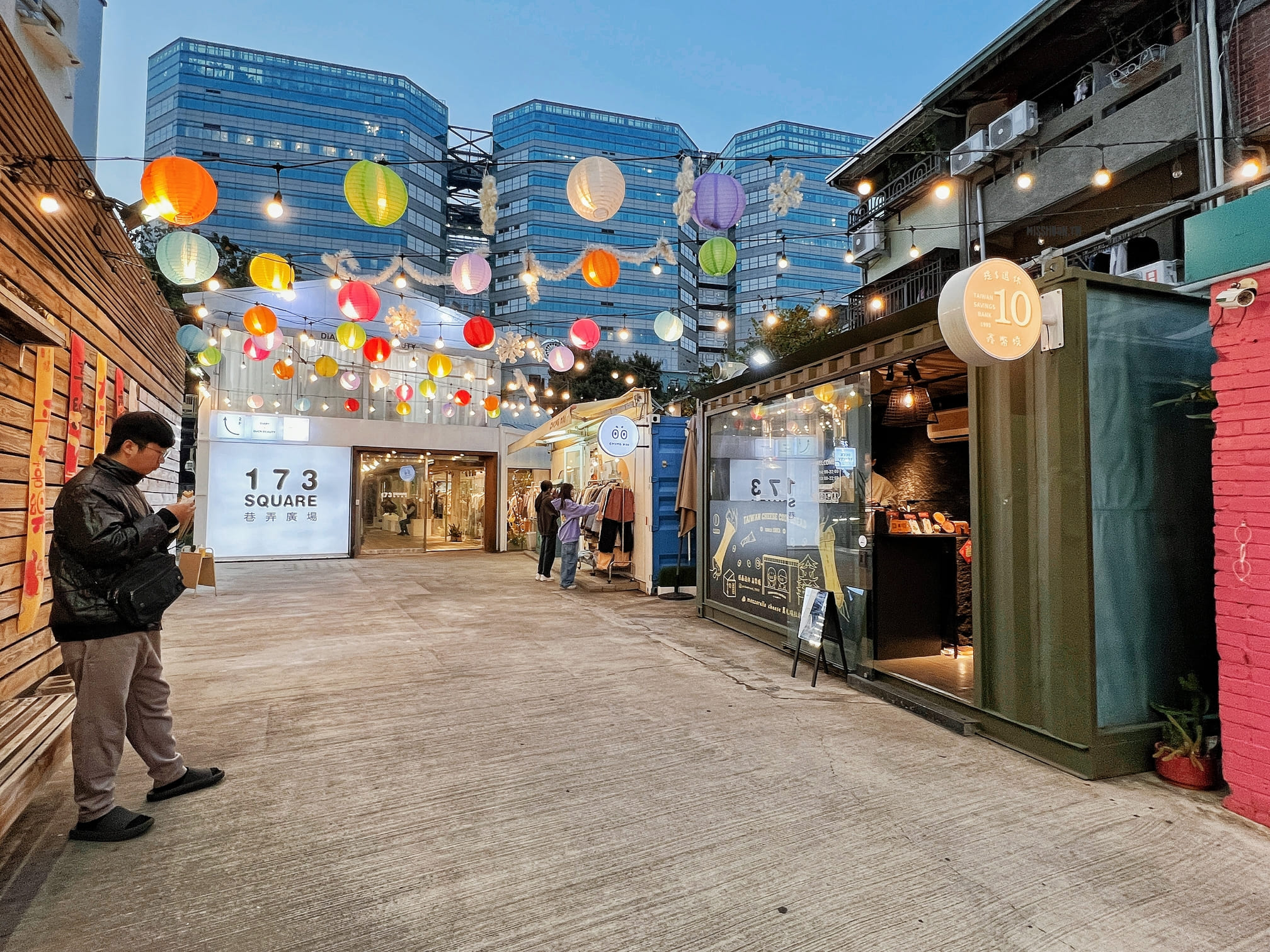 台中北區美食【提錢退休｜鑫幣燒】日韓正夯的金幣燒！一中街商圈也可以吃到啦！就是要超牽絲的滿滿莫札瑞拉起司啦～