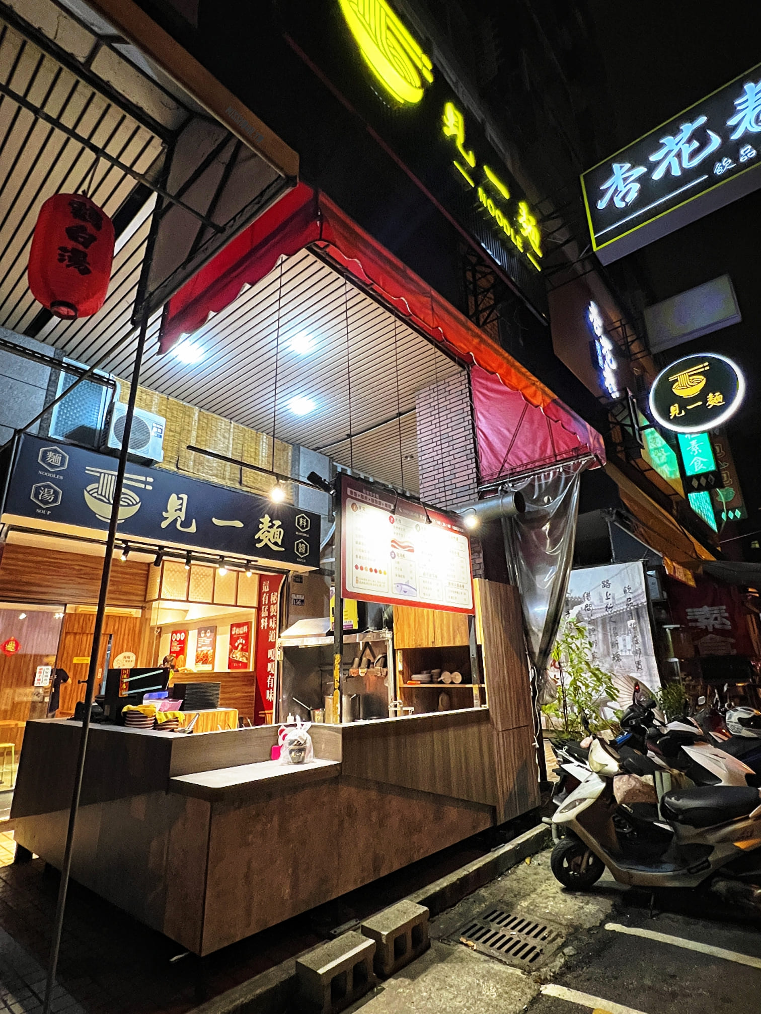 台中南區美食【見一麵】忠孝路夜市創意麵攤！7種湯底任搭6種麵條，肉肉海鮮自由配！