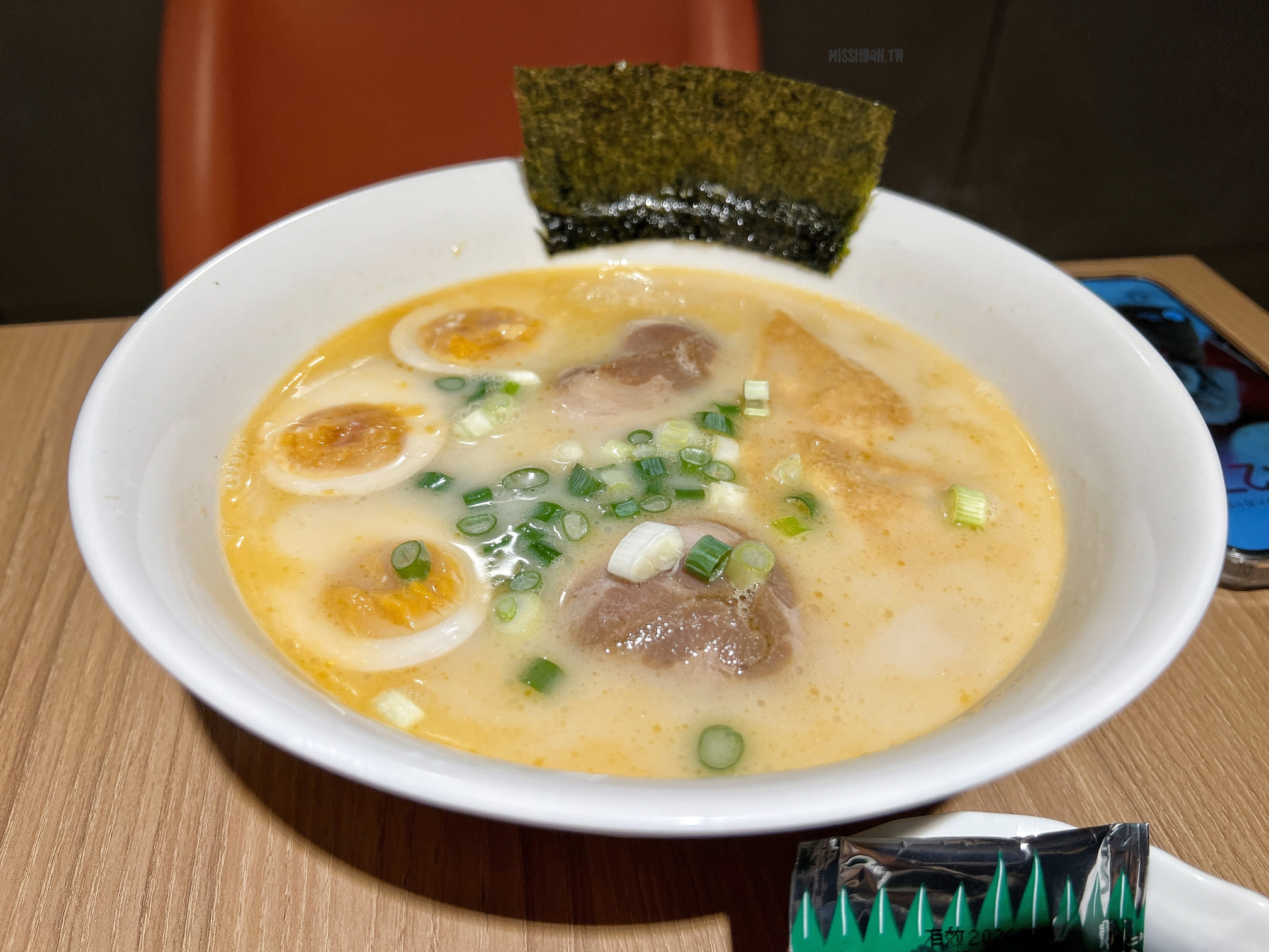 台中太平美食【忍者甲賀拉麵/太平中山店】只要100初就可以吃到啦！百元平價台式拉麵店！評論還送一整顆溏心蛋喔！