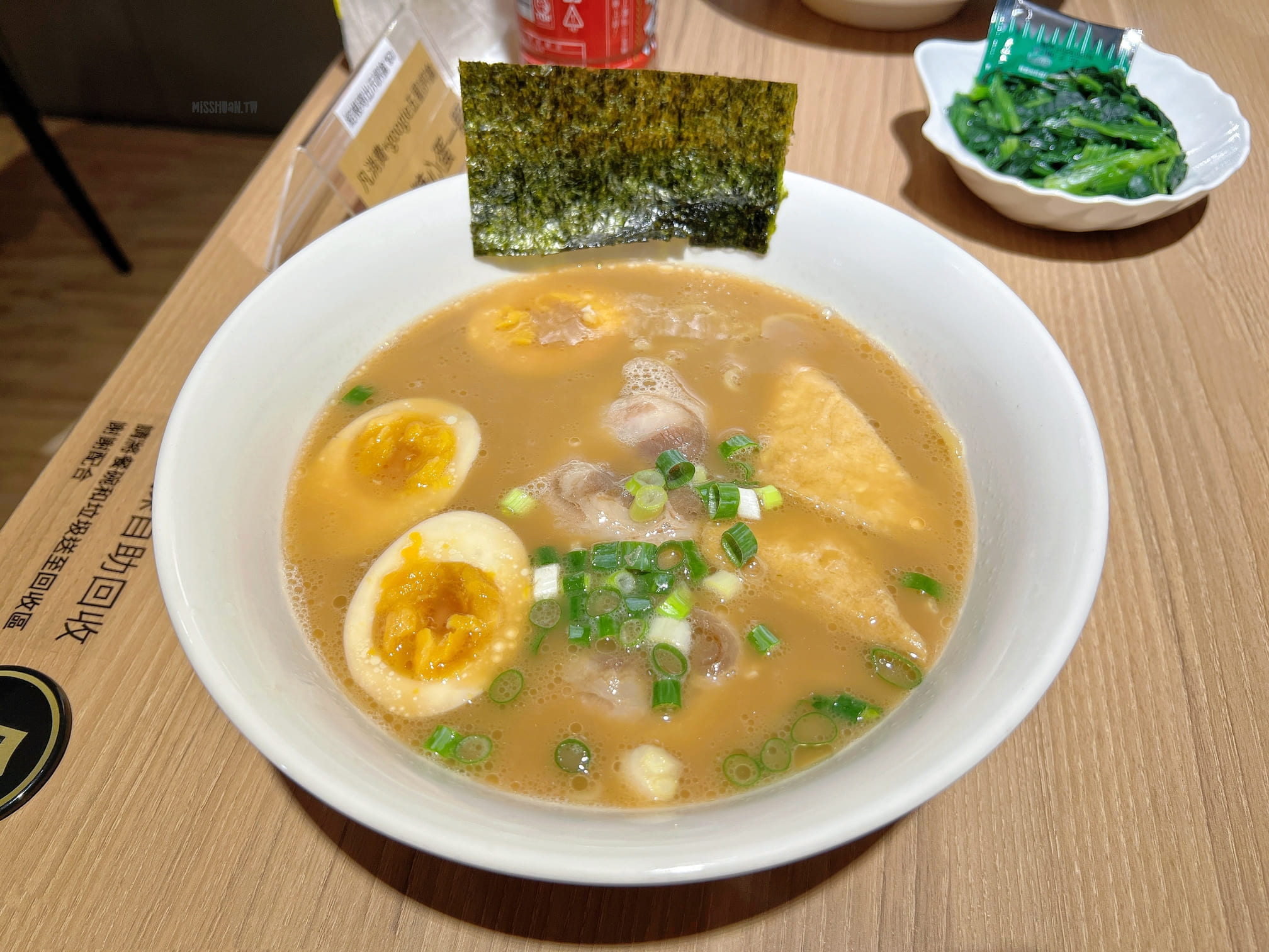 台中太平美食【忍者甲賀拉麵/太平中山店】只要100初就可以吃到啦！百元平價台式拉麵店！評論還送一整顆溏心蛋喔！