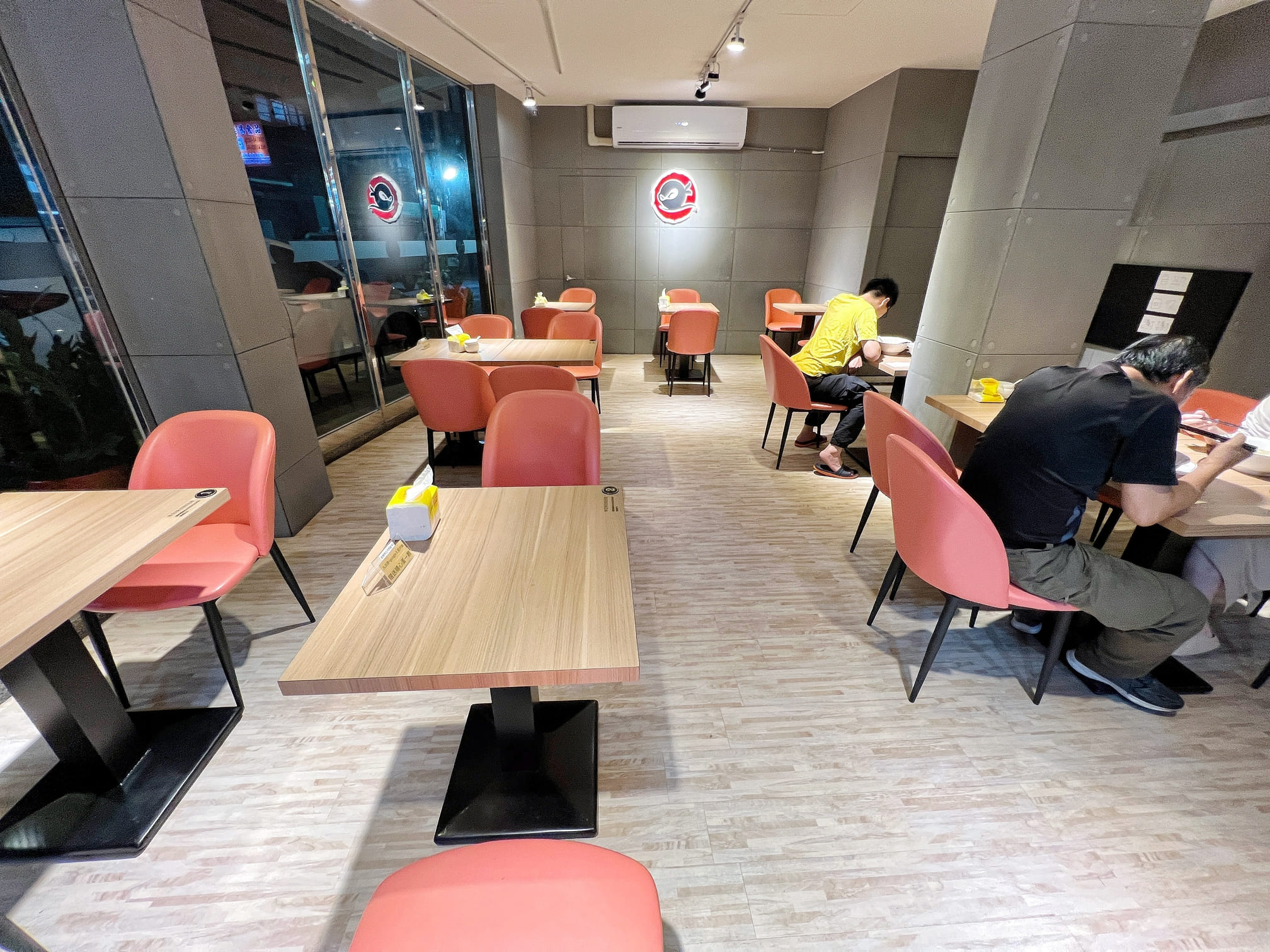 台中太平美食【忍者甲賀拉麵/太平中山店】只要100初就可以吃到啦！百元平價台式拉麵店！評論還送一整顆溏心蛋喔！