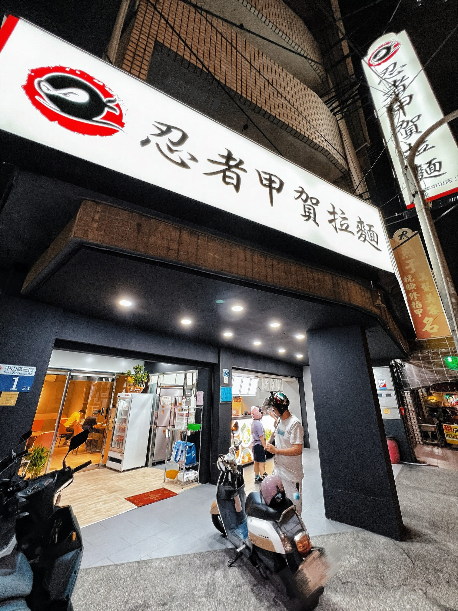 台中太平美食【忍者甲賀拉麵/太平中山店】只要100初就可以吃到啦！百元平價台式拉麵店！評論還送一整顆溏心蛋喔！